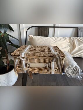 Woven Picnic Basket Tote in Natural Tan - Unbranded